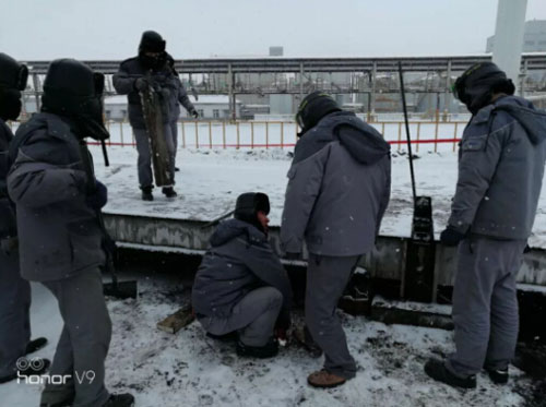 圖為車間師傅在雪地調(diào)試地磅現(xiàn)場(chǎng)