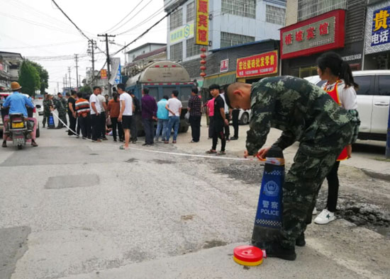 圖為事故現(xiàn)場消費武警正在調(diào)查